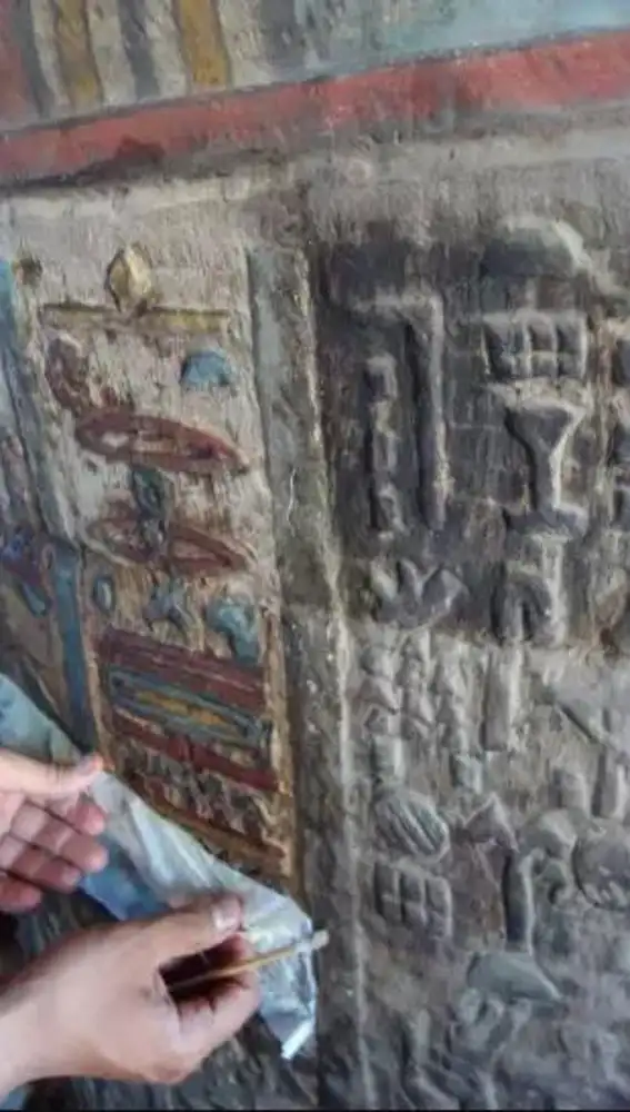 Investigadores destapando los colores originales del Templo de Esna