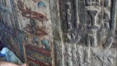 Investigadores destapando los colores originales del Templo de Esna