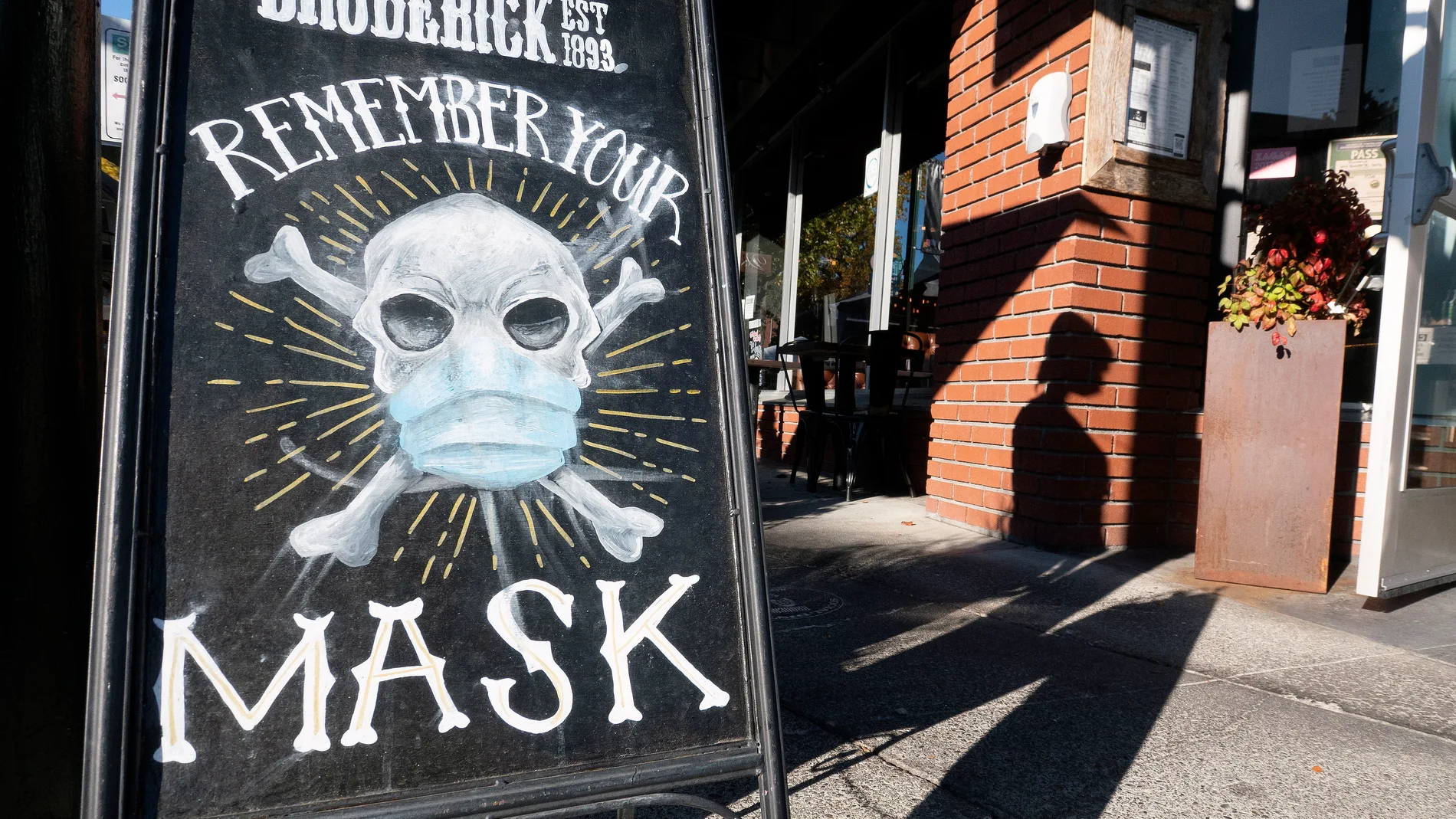 Una señal recuerda el uso de la mascarilla en un restaurante en Contra Costa County, en Walnut Creek, California
