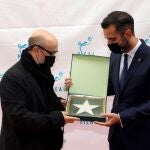 El actor Javier Cámara recibe la estrella que lleva su nombre de manos del alcalde de Almería, Ramón Fernández Pacheco en el Paseo de la Fama de Almería
