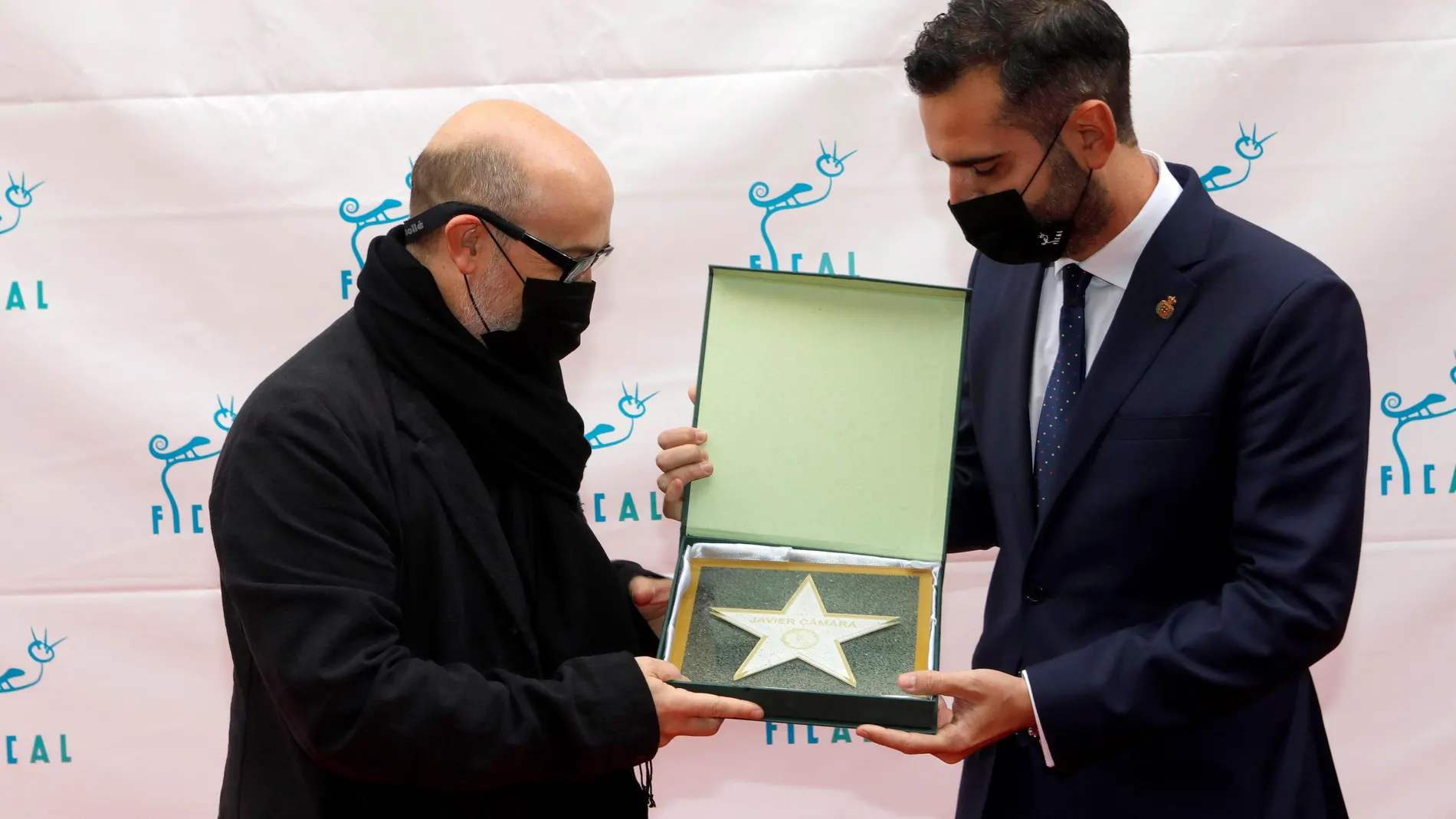 El actor Javier Cámara recibe la estrella que lleva su nombre de manos del alcalde de Almería, Ramón Fernández Pacheco en el Paseo de la Fama de Almería