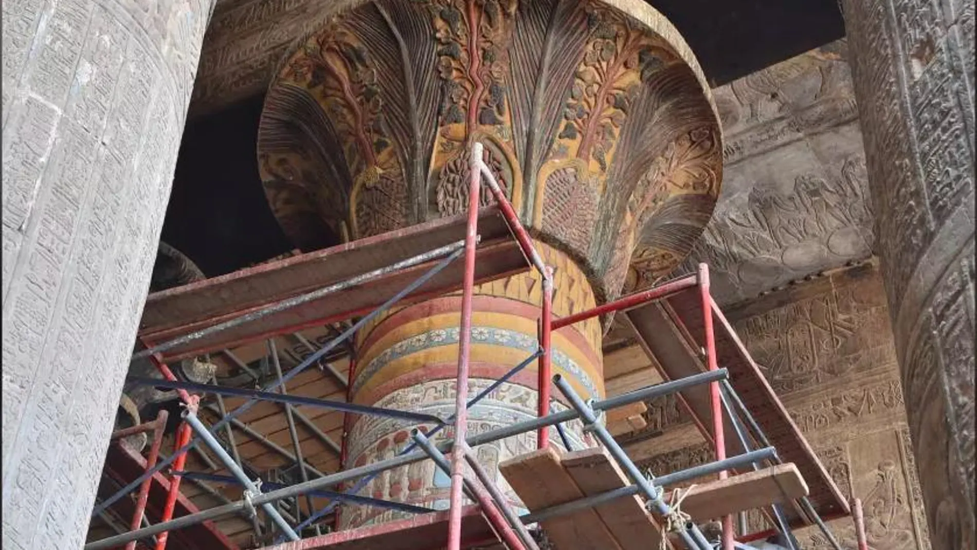 Columna del Templo de Esna, durante la restauración