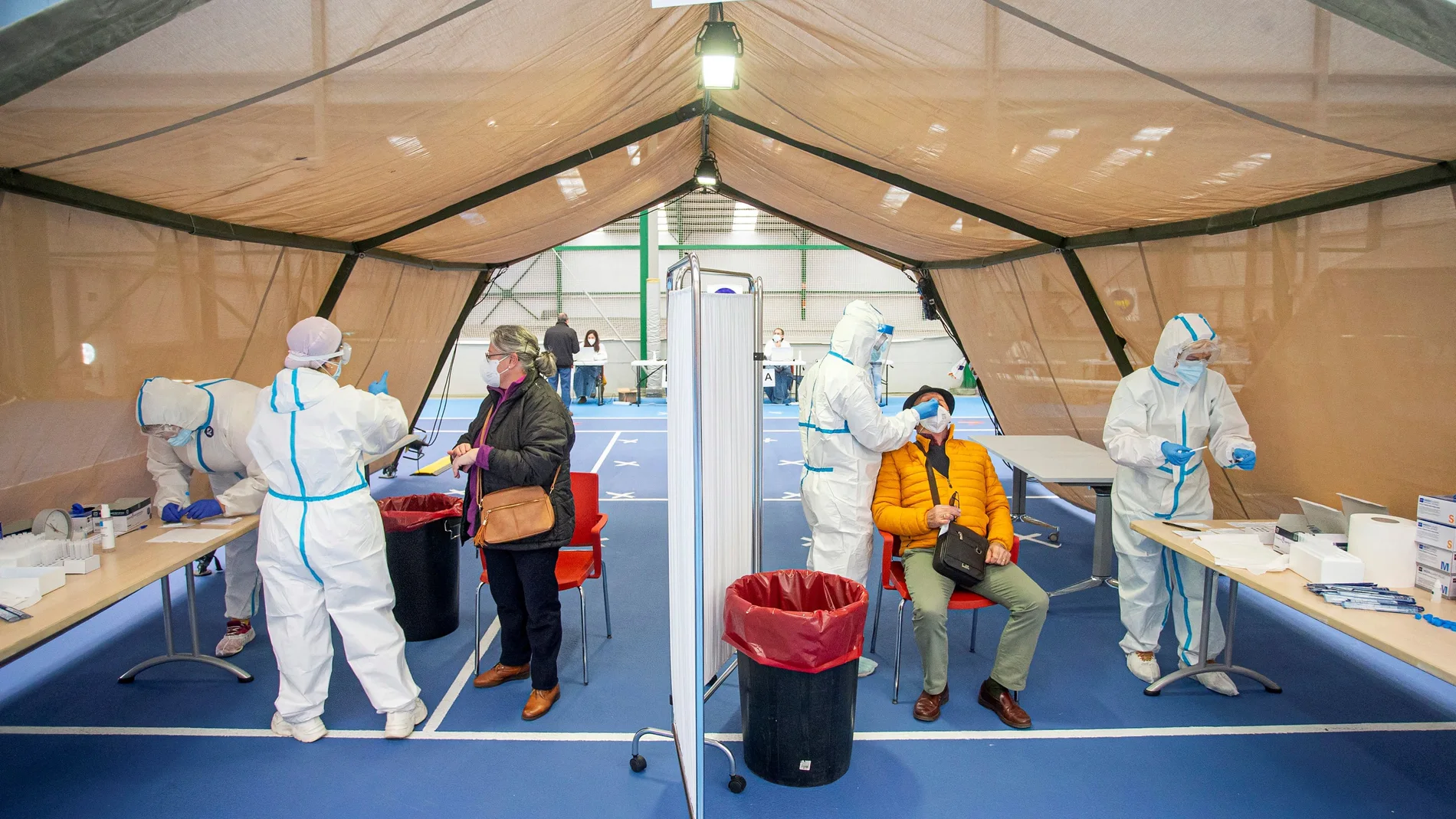 GRAF2801. BURGOS, 21/11/2020.- Varias personas se someten a las pruebas durante el test masivo de antígenos en Burgos este sábado para detectar casos de coronavirus, con el que se espera conocer el estado del 25% de la población de la ciudad, lo que requeriría unos 45.000 test en ocho días. EFE/Santi Otero