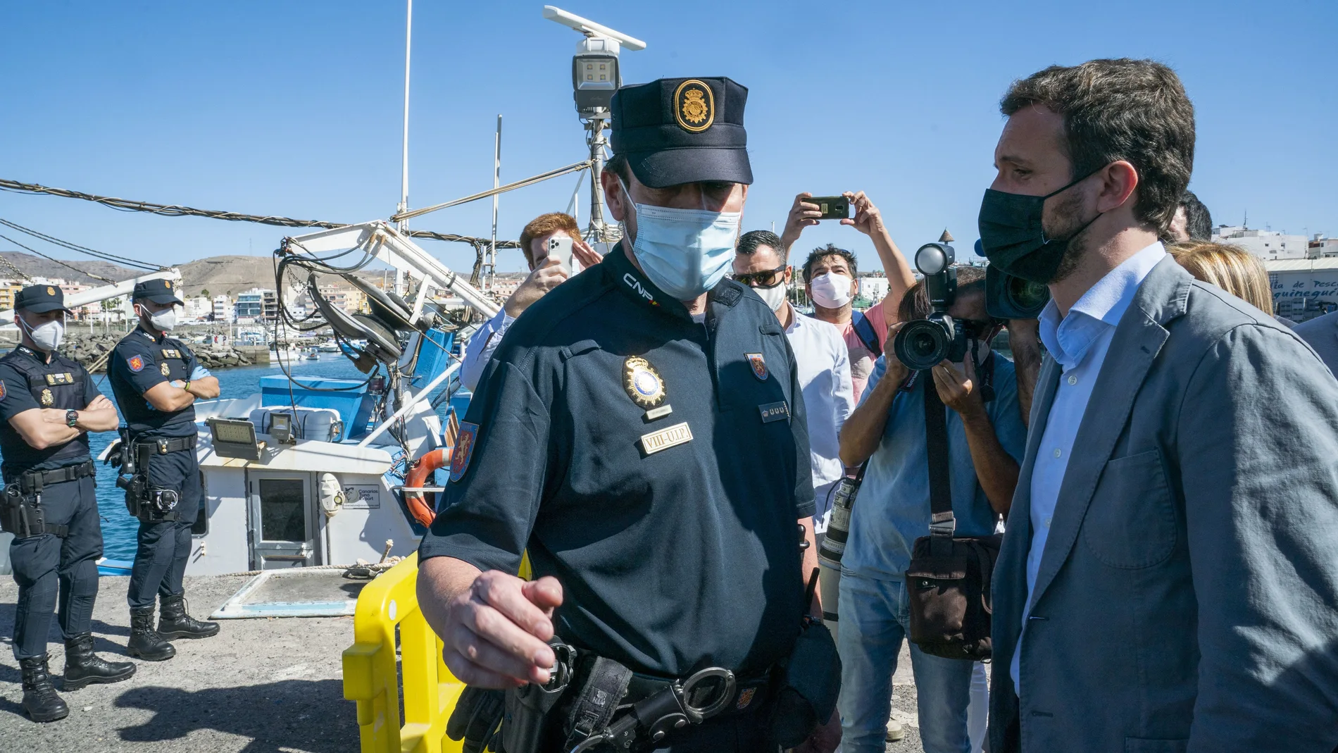 El presidente del Partido Popular denuncia la “cobardía” del jefe del Ejecutivo por estar “ausente” en la peor crisis migratoria de Canarias de las últimas décadas