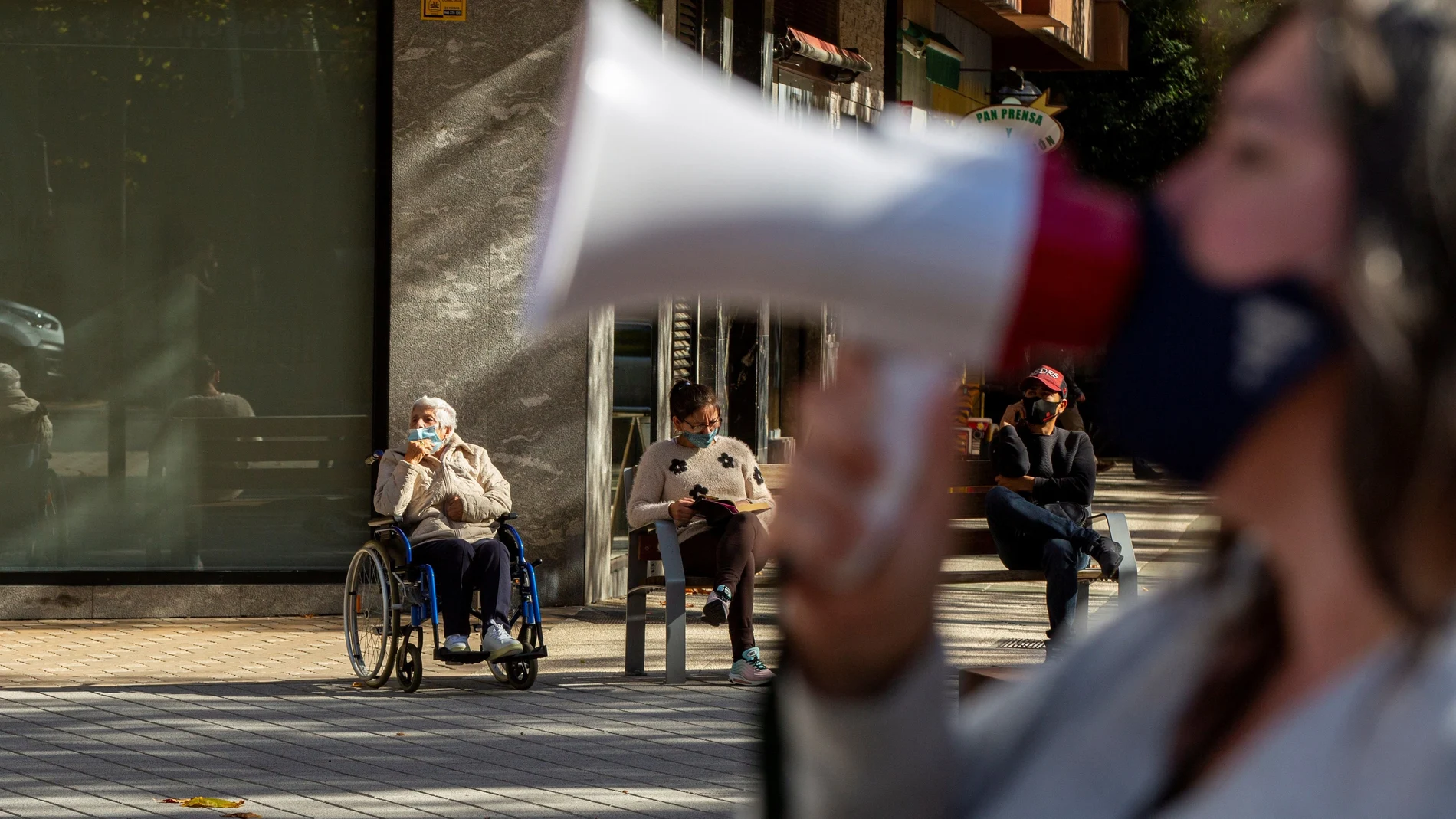 Manifestación para reivindicar una mejora de las pensiones y unos cuidados "dignos" para las personas mayores en residencias o en situación de dependencia en sus domicilios en Vitoria