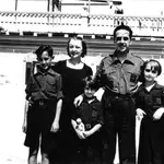 Paco Aizpuru, militar, en Málaga, tras ser liberada la ciudad, junto a su mujer, Gloria, sus hijos, Juanito, Chiqui y Neni.