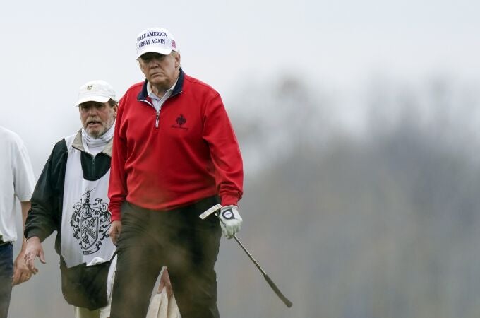 Donald Trump jugando al golf