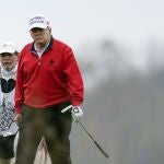 Donald Trump jugando al golf