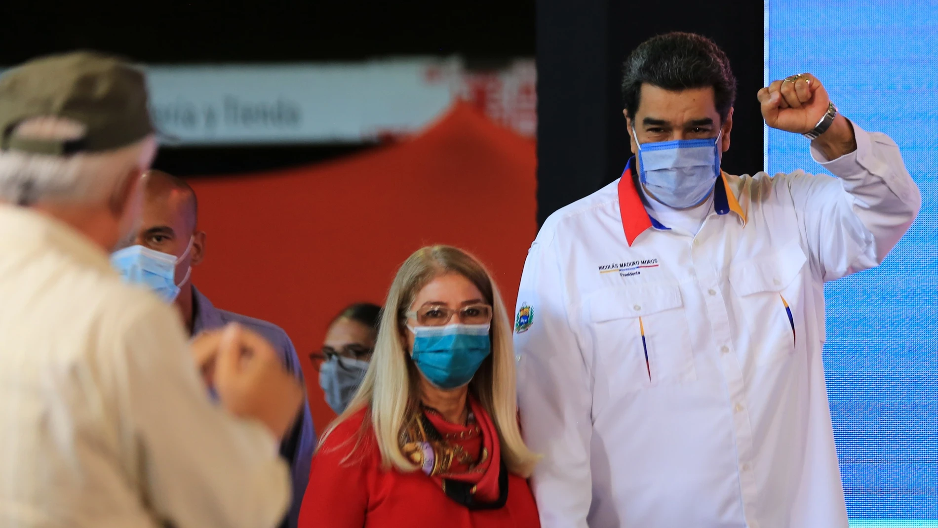 Nicolás Maduro (d) acompañado de la primera dama Cilia Flores en un acto de gobierno hoy, en Caracas (Venezuela). Maduro propuso este viernes juzgar a los actuales diputados, en su mayoría de corte opositor, en el próximo Parlamento que será elegido en los comicios legislativos del 6 de diciembre, a los que no acudirá la mayoría de los antichavistas por considerarlos un fraude.