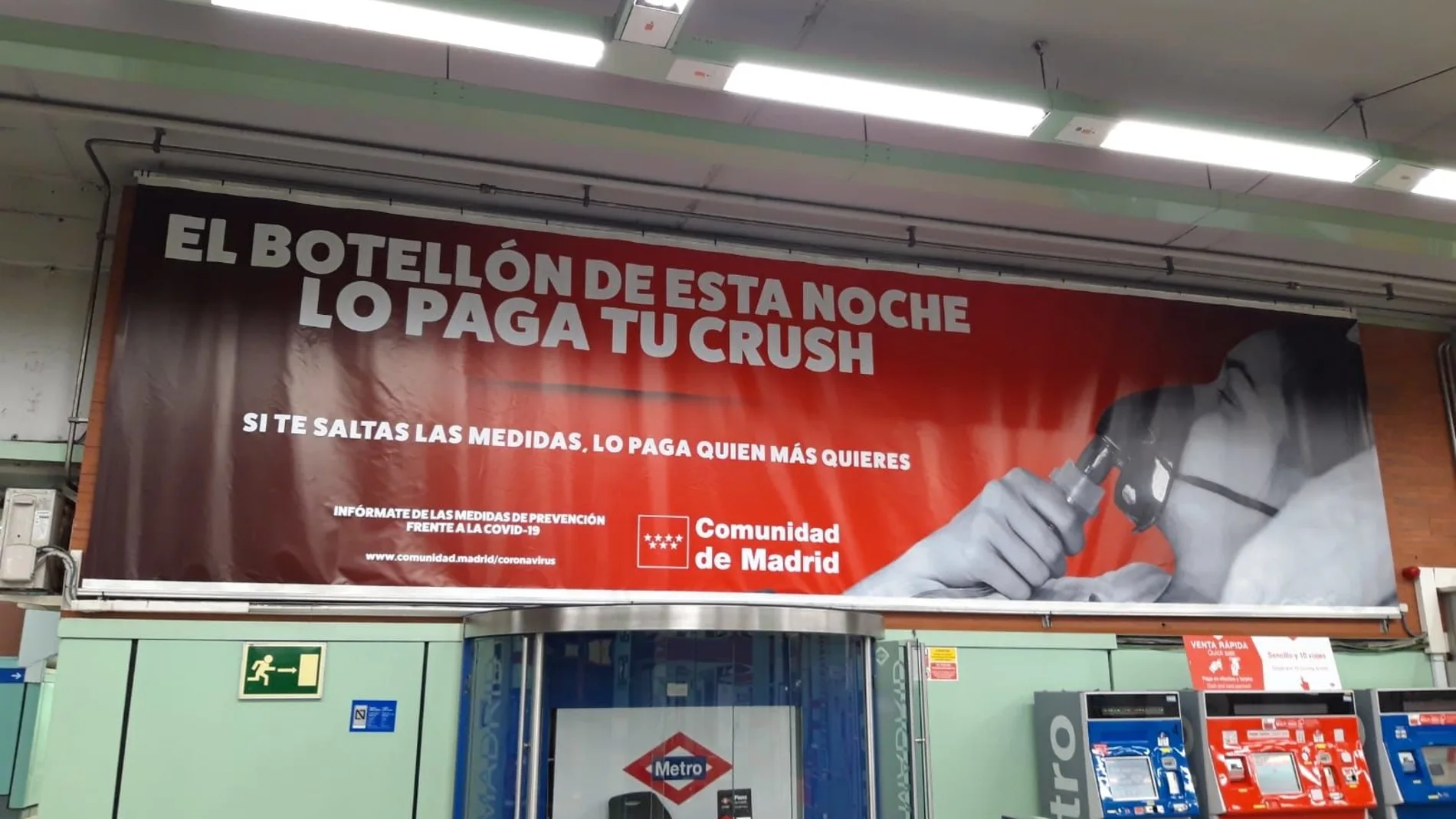 Uno de los carteles de gran formato que se han instalado en las paradas de Metro de Moncloa y Ciudad Universitaria