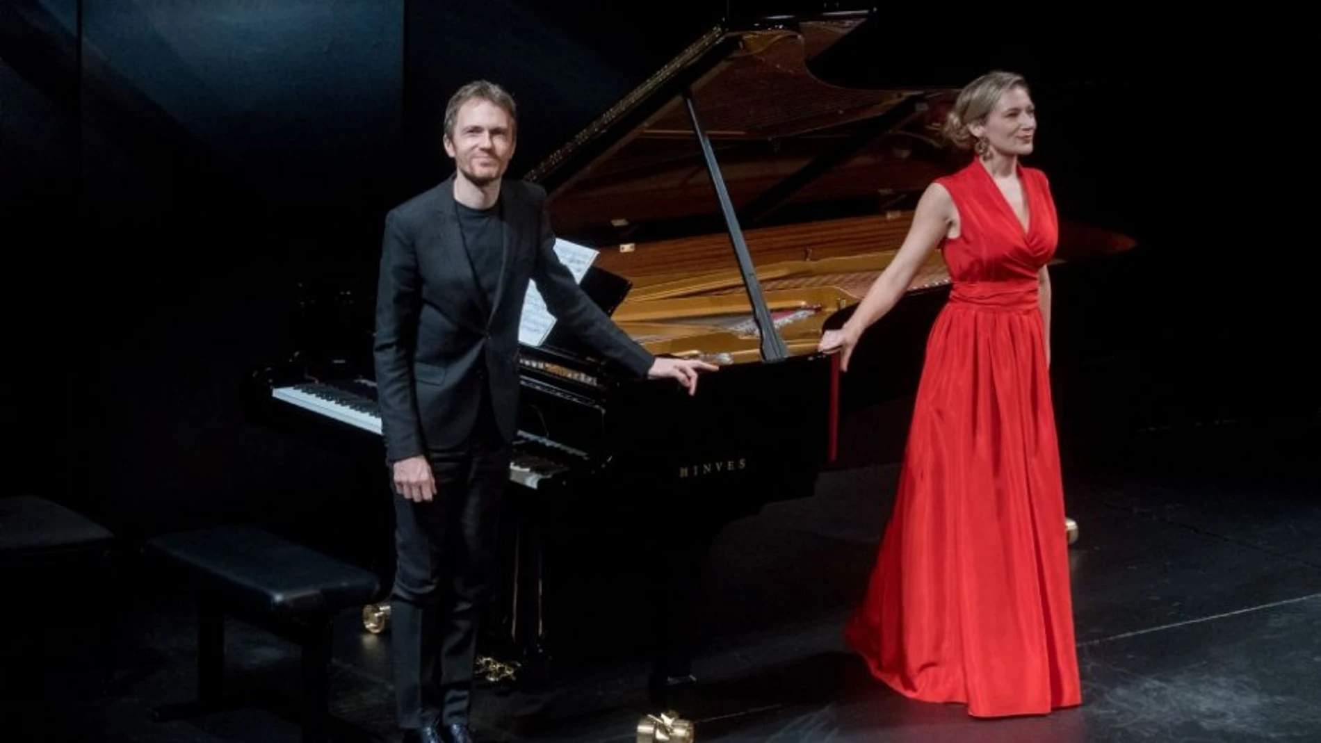 La soprano Sabine Devieilhe y el pianista Alexandre Tharaud, recibiendo los aplausos del Teatro de la Zarzuela