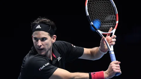 Dominic Thiem, preparado para golpear con su poderoso revés en la semifinal de la Copa Masters ante Djokovic