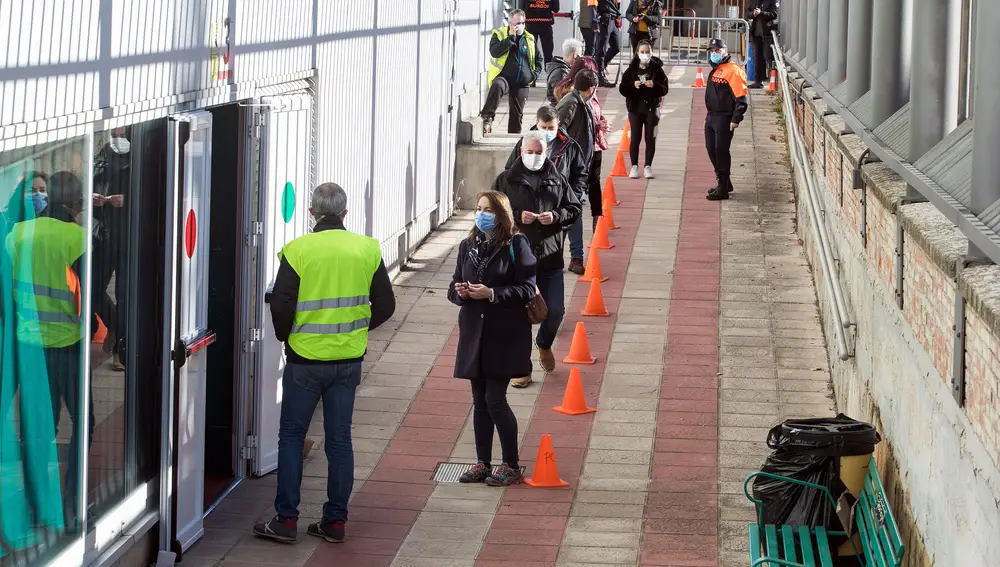 Un grupo de persona espera en fila para entrar al Complejo Deportivo El Plantío donde sanitarios realizan test de antígenos de Covid-19, en Burgos, Tomás Alonso / Europa Press21/11/2020