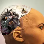 Detalle de la cabeza de la robot Sofía, una humanoide diseñada para mantener complejas conversaciones y puede expresar más de medio centenar de emociones.
