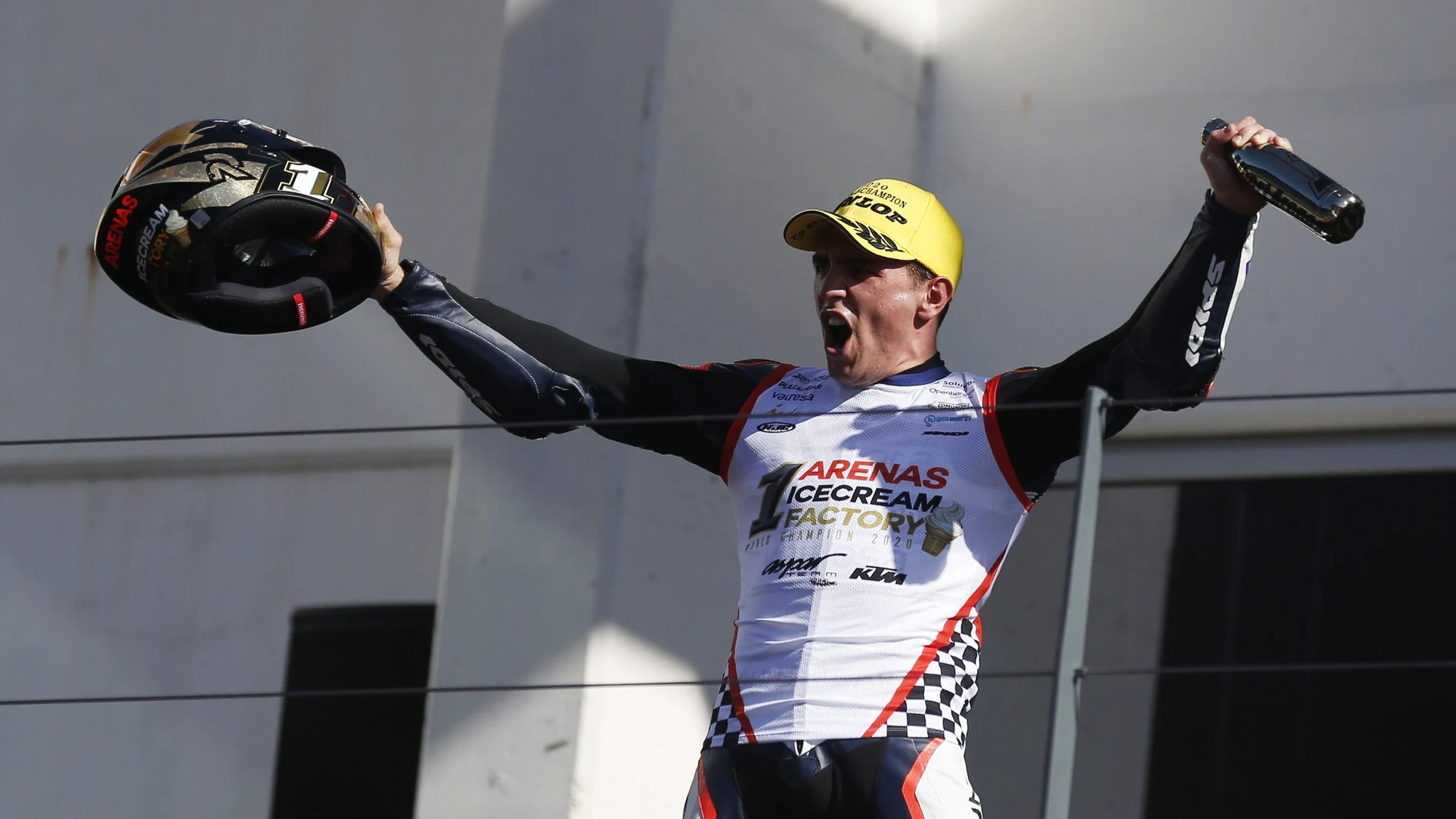 Albert Arenas celebra su título mundial en el circuito de Portimao