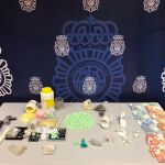 En los registros se intervinieron 1.200 pastillas de éxtasis con un peso bruto de 550 gramos, más de 400 gramos de sustancia de sulfato de anfetamina (SPEED), 2 setas alucinógenas, 5 gramos de Ketamina, 5 básculas de precisión, 16 gramos de marihuana en cogollos, y otras sustancia de corte, 2.130 euros en efectivo, además del vehículo utilizado para la realización del delito