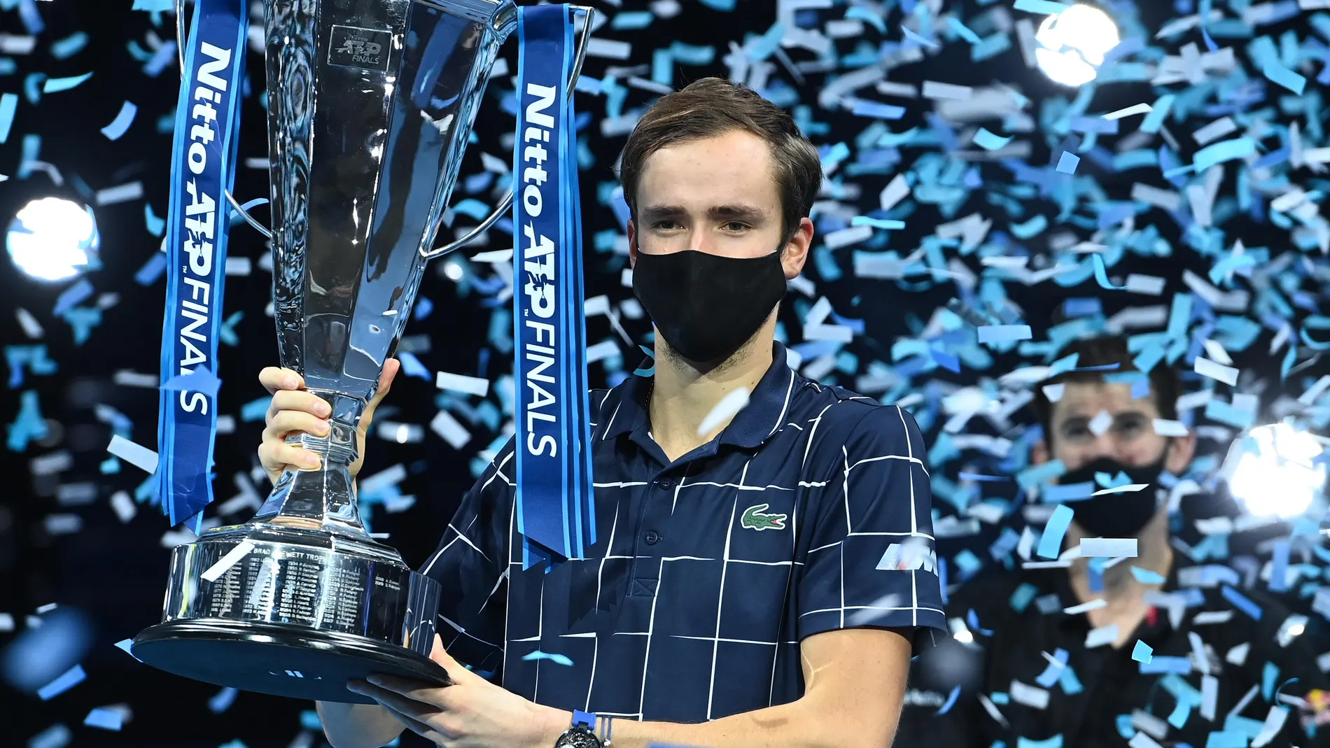 Medvedev, con la copa de campeón del Masters, tras derrotar en la final a Thiem