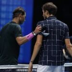 Nadal felicita a Medvedev tras el partido de semifinales de la Copa Masters