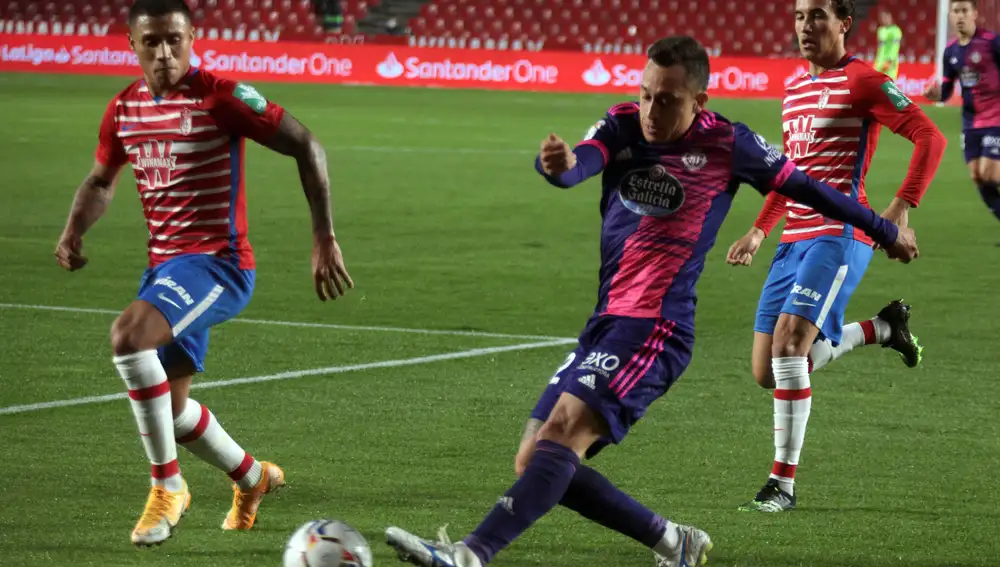 El centrocampista chileno Fdel Valladolid Fabián Ariel Orellana lanza a portería, durante el encuentro correspondiente a la décima jornada de primera división disputado esta tarde en el estadio Nuevo Los Carmenes de Granada. EFE / Pepe Torres.