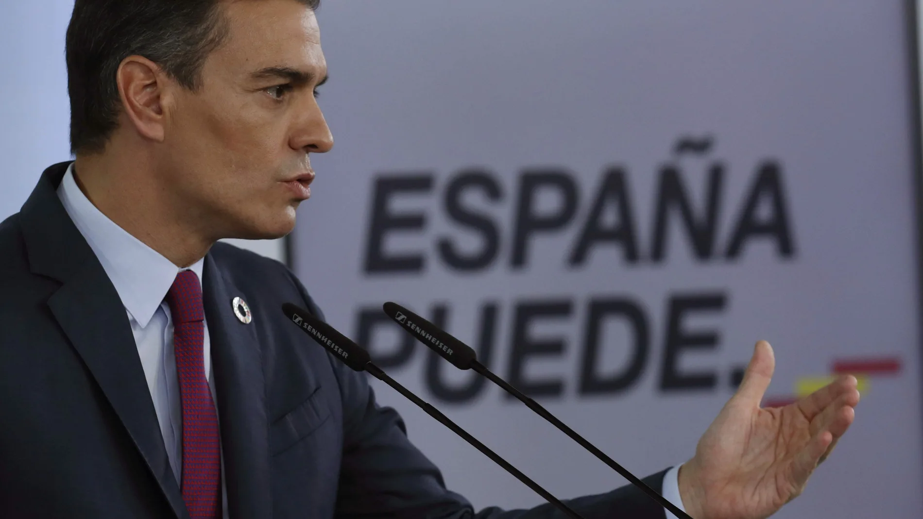 MADRID, 22/11/2020.- El presidente del Gobierno, Pedro Sánchez, en rueda de prensa ofrecida esta tarde en el Palacio de La Moncloa tras participar en la cumbre telemática del G20 organizada por Arabia Saudí. Sánchez ha avanzado que España comunicará mañana, lunes, que la incidencia acumulada de casos de coronavirus se sitúa por debajo de 400 casos por 100.000 habitantes en 14 días, un dato que ha asegurado que demuestra la eficacia del estado de alarma en vigor. EFE/ Zipi