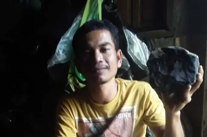 El hombre indonesio que no se ha hecho millonario vendiendo el meteorito que atravesó su tejado