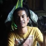 Josua Hutagalung con la piedra de 2.1 kg que atravesó el tejado de su casa en Indonesia.