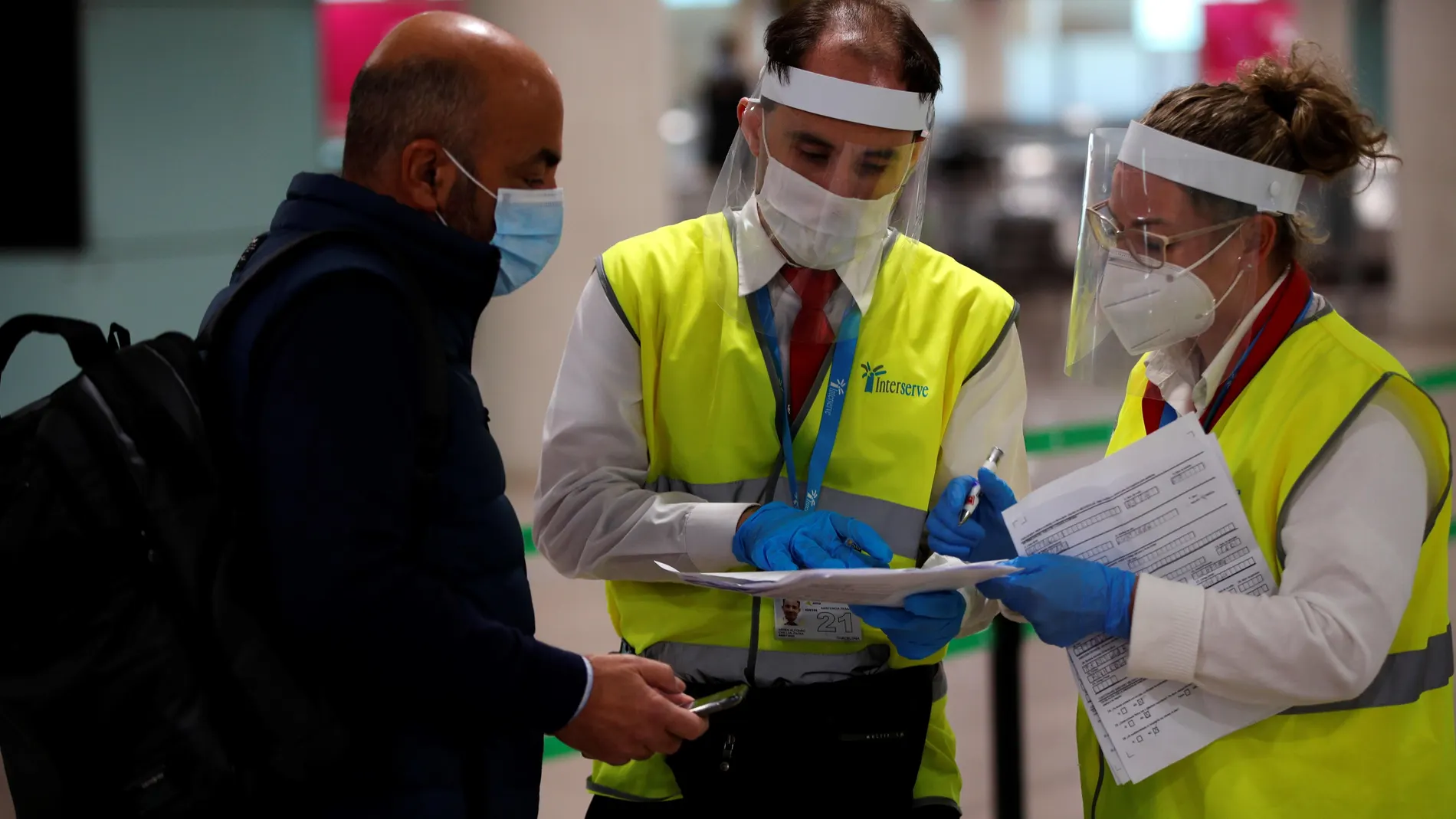 Personal del Aeropuerto Josep Tarradellas-El Prat de Barcelona aplican el protocolo de seguridad