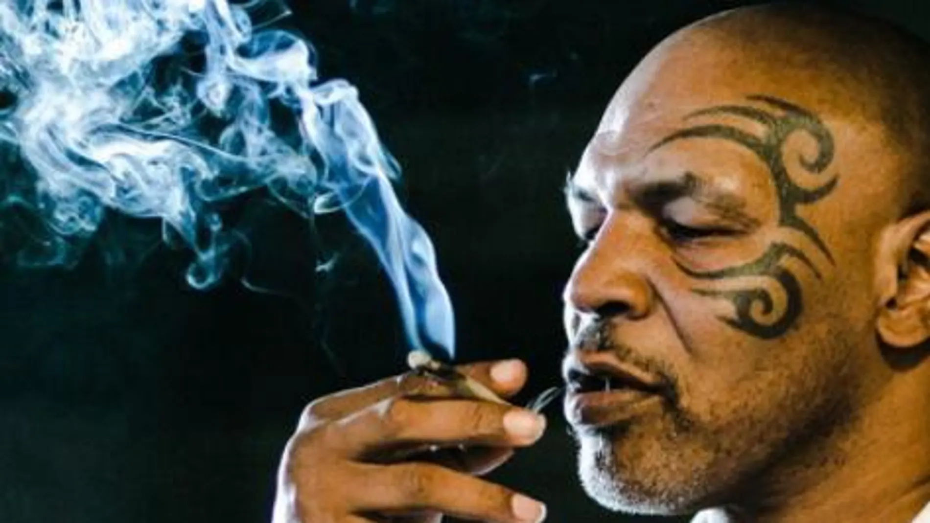 Mike Tyson fumando marihuana