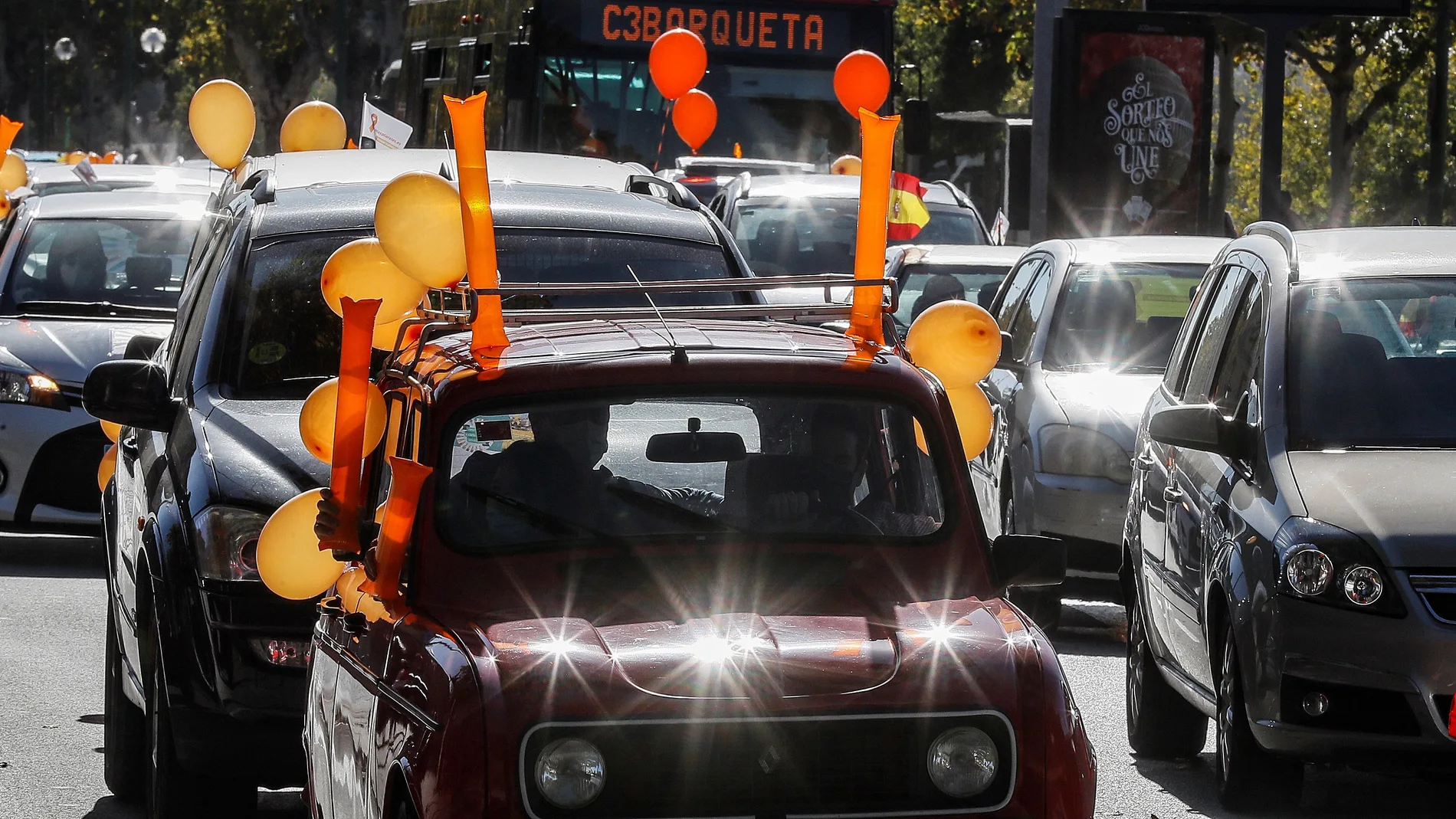 Una caravana de coches avanza por las calles de la capital andaluza contra la reforma educativa