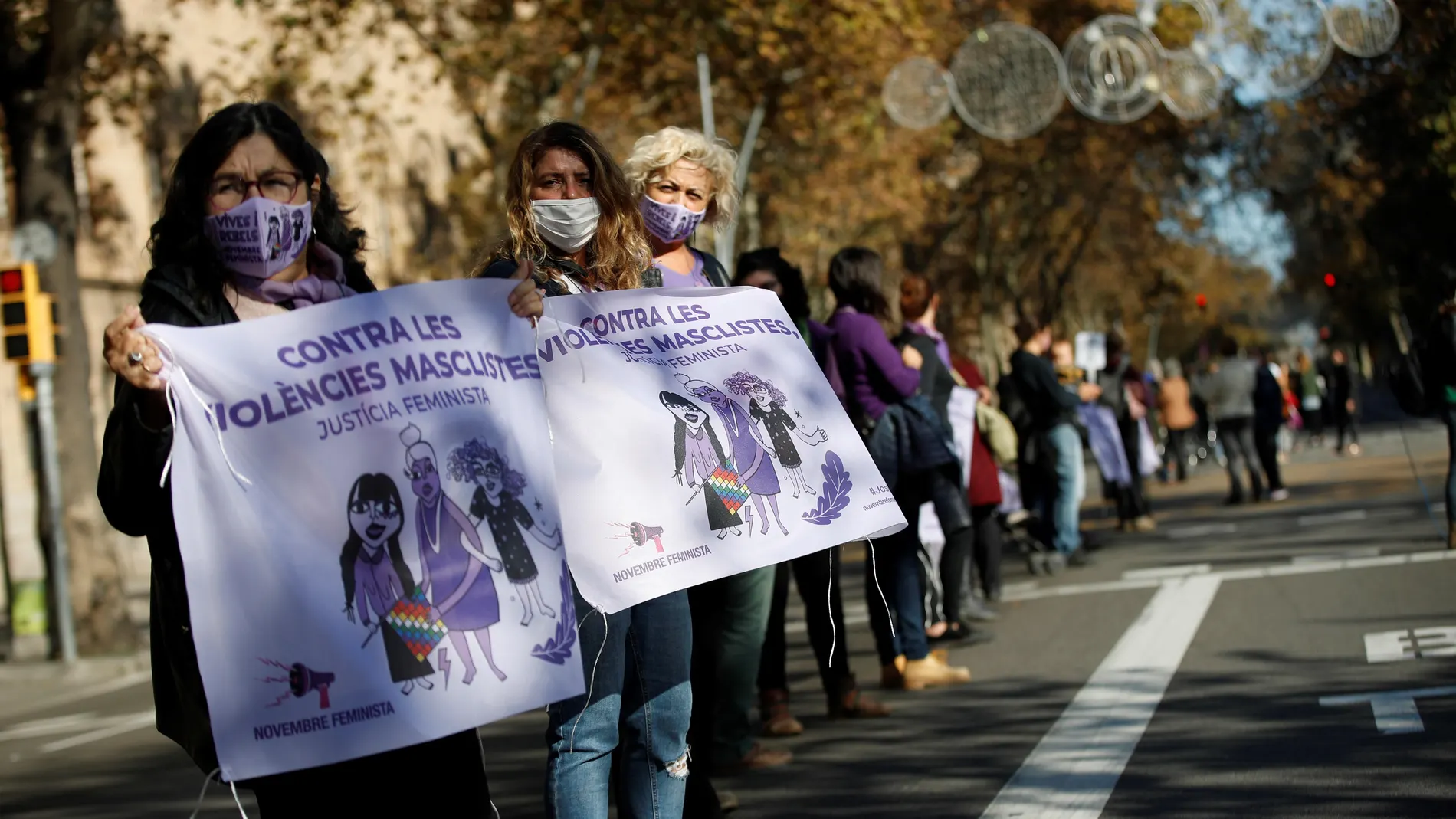 Un grupo de mujeres participan en un acto para denunciar las violencias machistas y la justicia patriarcal en las calles de Barcelona este domingo.
