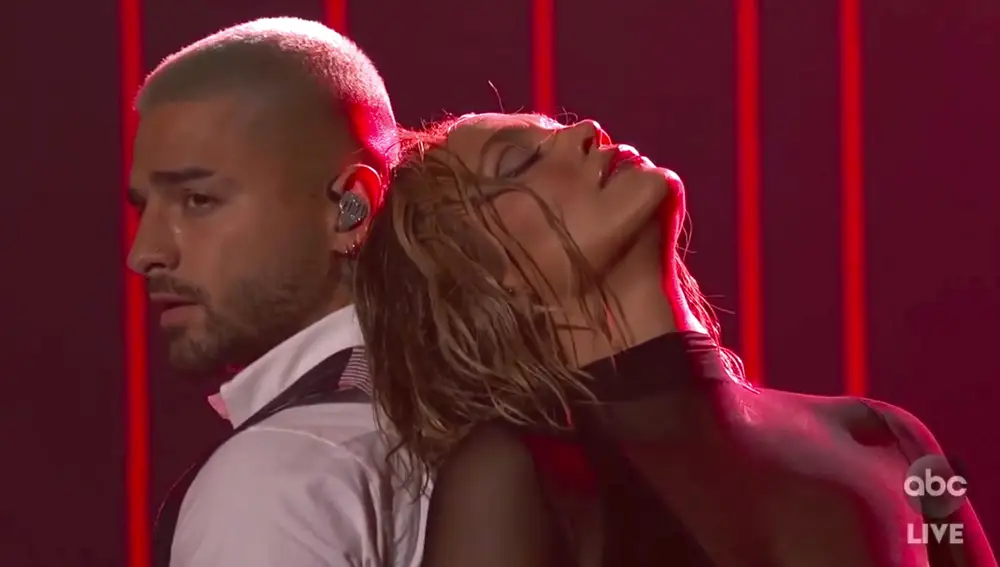 Maluma y Jennifer Lopez, en los American Music Awards celebrados anoche en Los Ángeles. (ABC via AP)