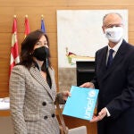 El presidente de las Cortes de Castilla y León, Luis Fuentes, recibe a la presidenta de Unicef Comité Castilla y León, Eugenia García Rincón, con motivo de las iniciativas que lleva a cabo el Parlamento en materia de Infancia