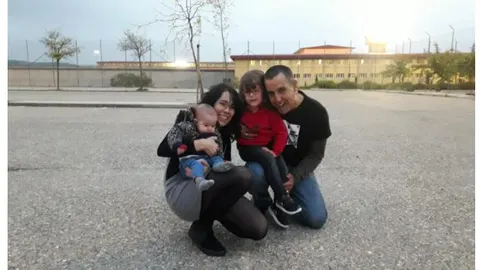 La etarra, junto a su pareja y sus hijas, durante un reciente permiso del que disfrutó