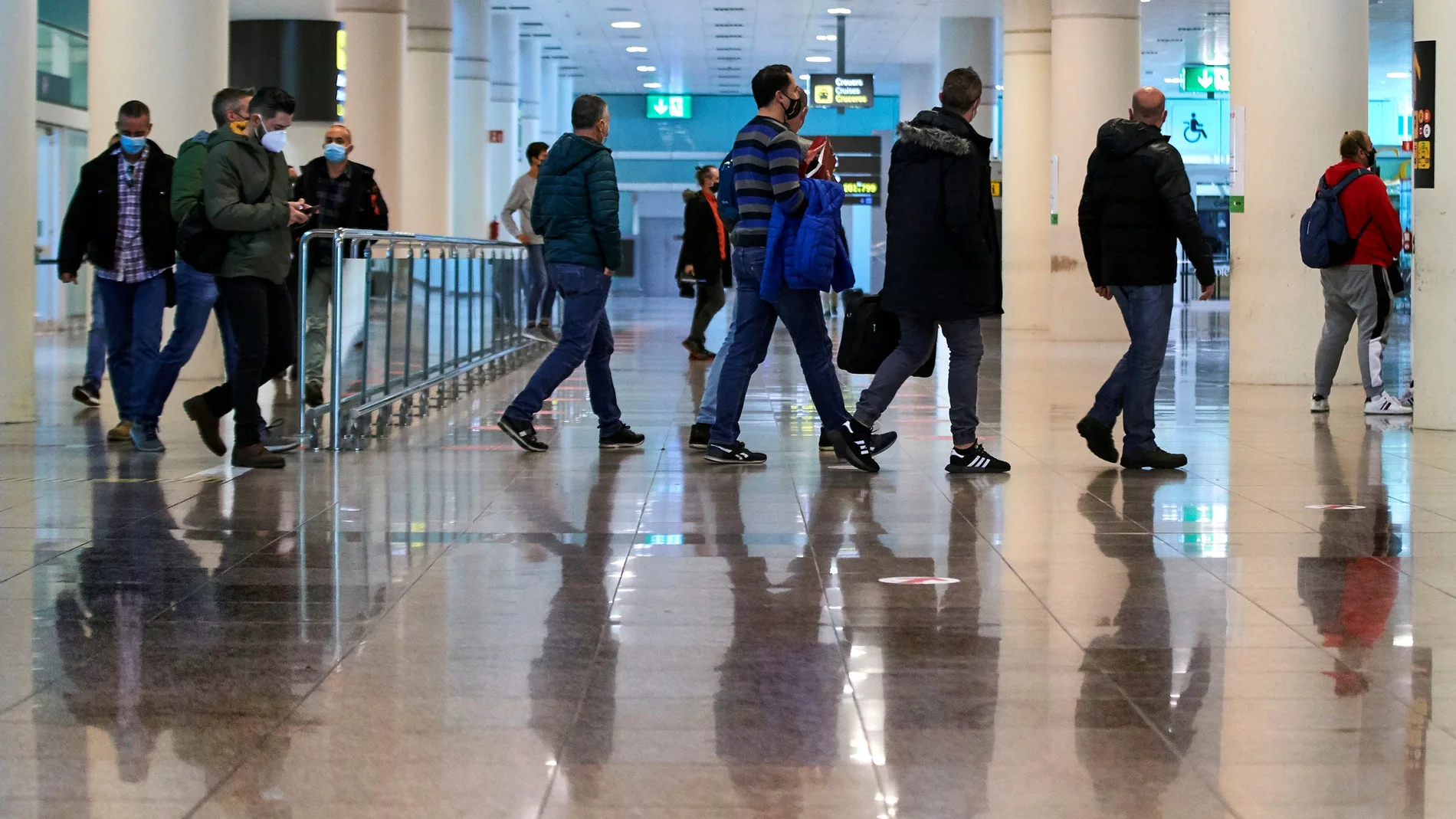 Viajeros a su llegada al aeropuerto de El Prat de Barcelona EFE/Alejandro García.