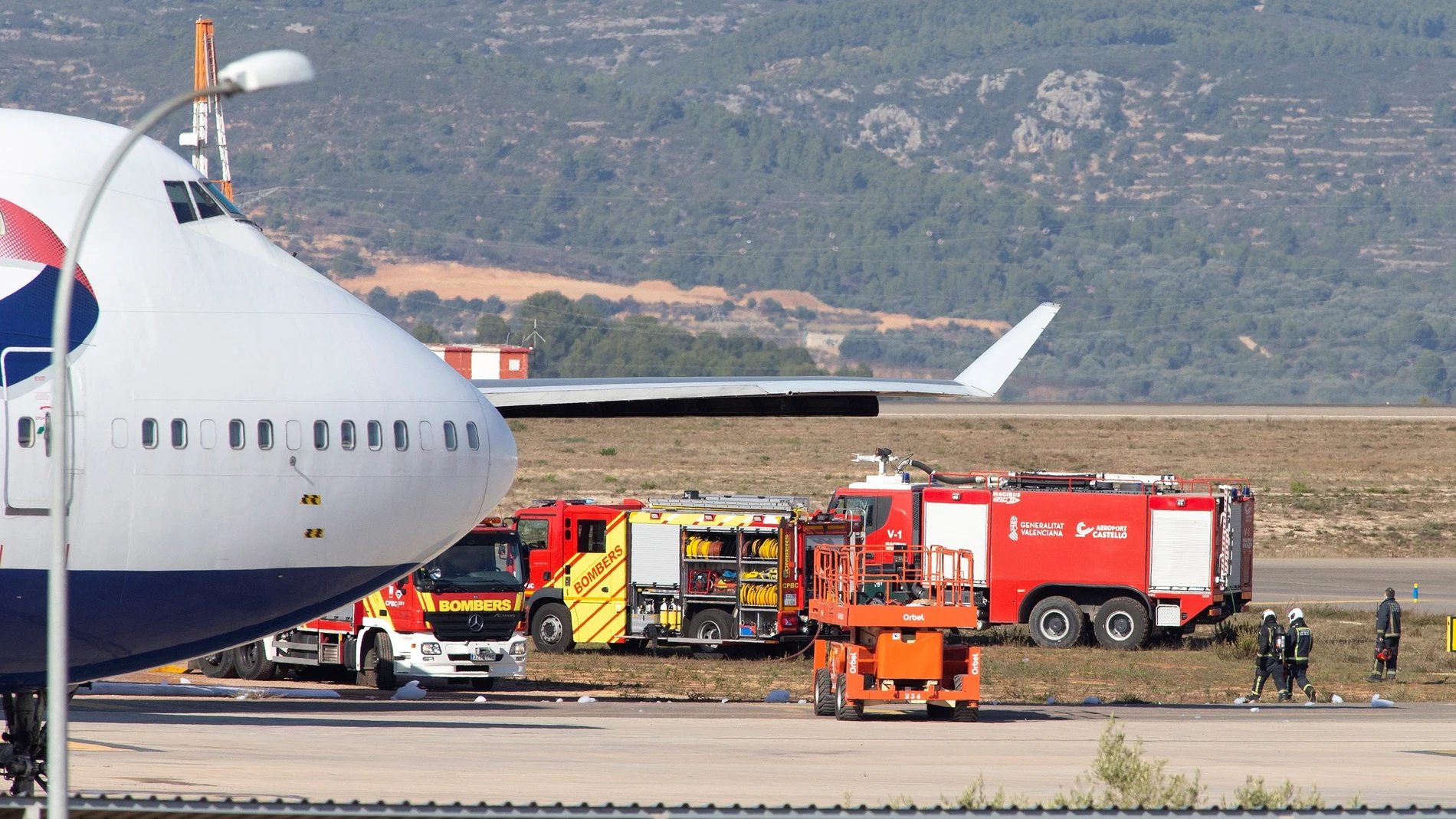 Varias dotaciones de bomberos trabajan en la extinción de un incendio que ha comenzado este mediodía en un avión tipo "Jumbo" (Boeing 747-400) estacionado en el aeropuerto de Castellón y que estaba siendo sometido a desguace en las instalaciones aeroportuarias. EFE/Domenech Castelló