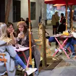 Varias personas conversan en la terraza de un bar de Barcelona, el lunes en el que se ha iniciado la fase 1 de la desescalada en Cataluña con la reapertura, limitada en horario y aforo, de bares, restaurantes, deporte y cultura