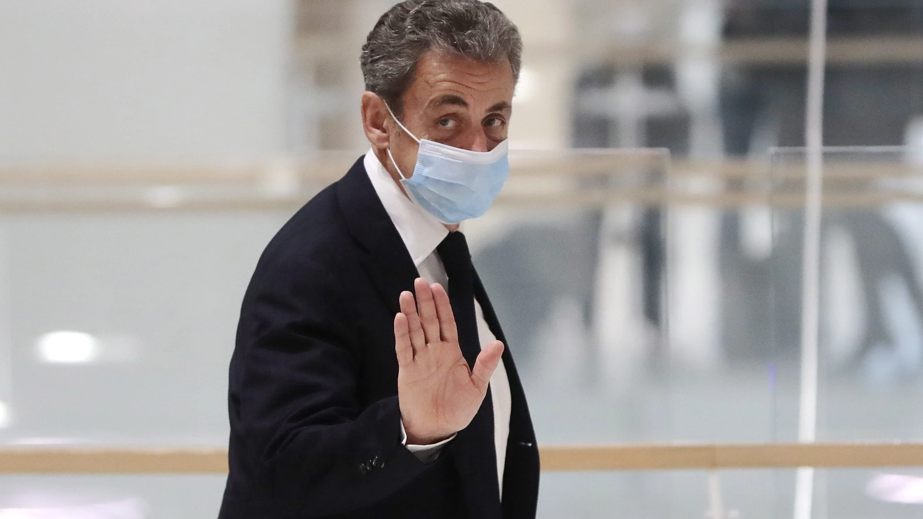 El ex presidente francés Nicolas Sarkozy se sentó brevemente este lunes en el banquillo