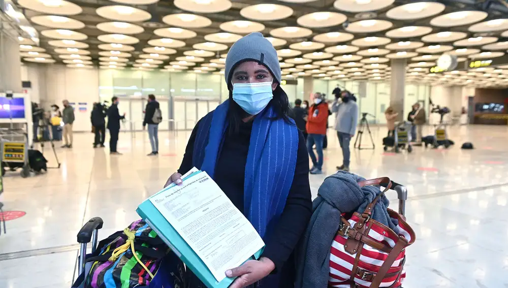 GRAF3999. MADRID, 23/11/2020.- Una joven muestra el resultado de su PCR a su llegada al aeropuerto Adolfo Suárez-Barajas en Madrid, este lunes, donde comienza la exigencia de pruebas PCR para pasajeros de vuelos procedentes de países de riesgo.