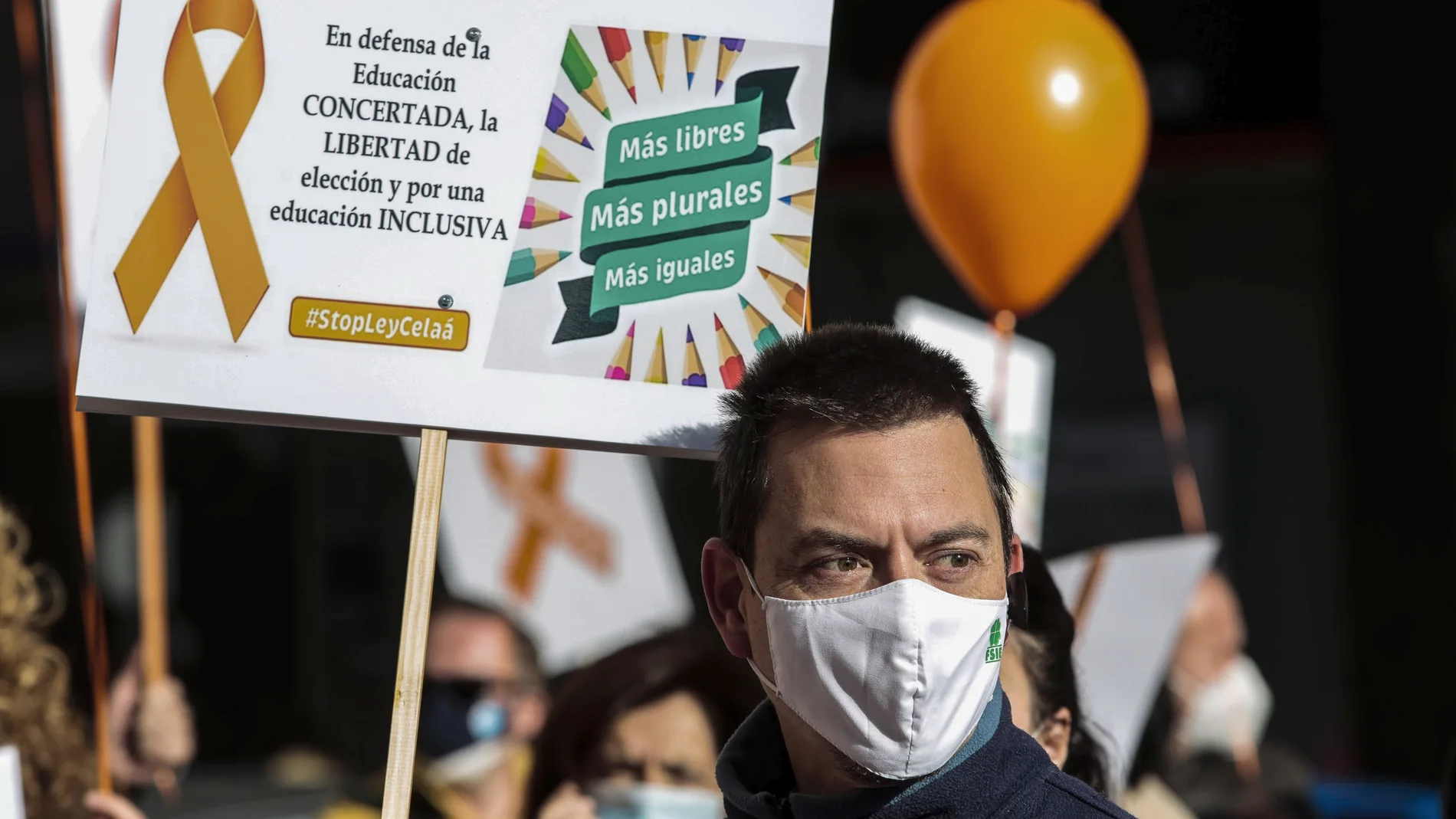 Concentración frente a la subdelegación del Gobierno en León convocada por la Plataforma Más Plurales para mostrar su rechazo a la Ley Celaá