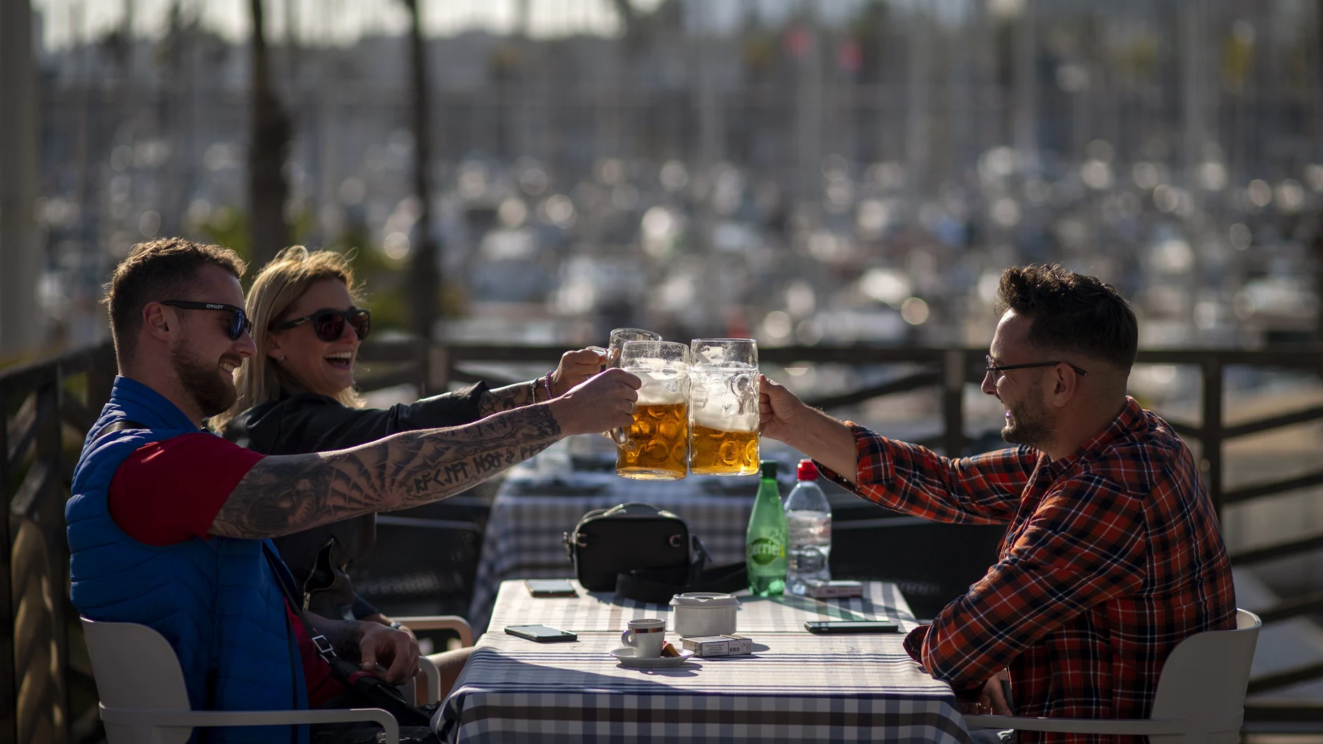 Unos turistas reestrenan una terraza el primer día de reapertura de la restauración tras 40 días de restricciones para frenar la covid. (AP Photo/Emilio Morenatti)