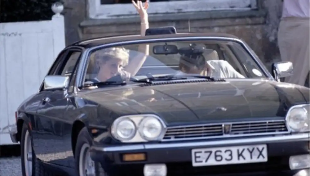 Diana de Gales conduciendo su coche