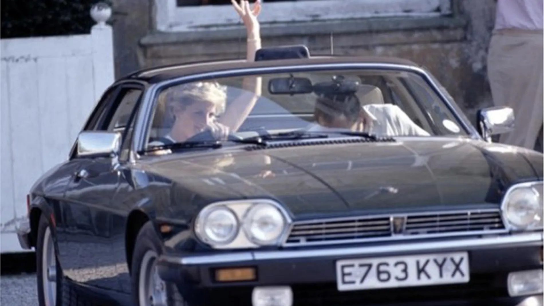 Diana de Gales conduciendo su coche
