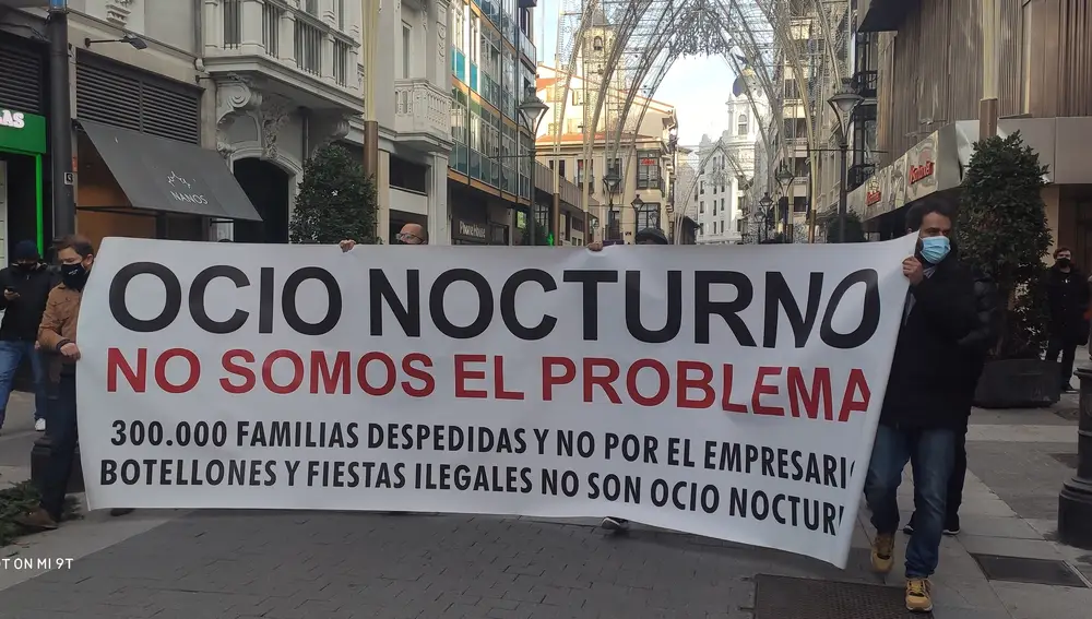 Miles de hosteleros se manifiestan en Valladolid para reclamar que les dejen trabajar o si no que les den ayudas directas a fondo perdido