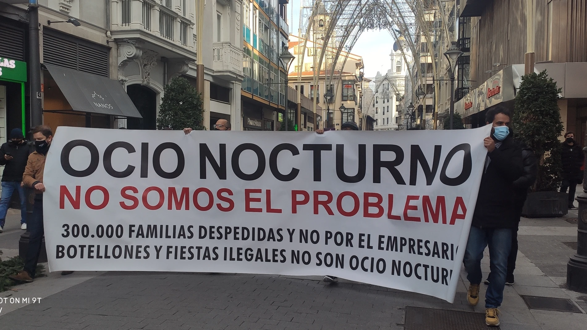 Miles de hosteleros se manifiestan en Valladolid para reclamar que les dejen trabajar o si no que les den ayudas directas a fondo perdido