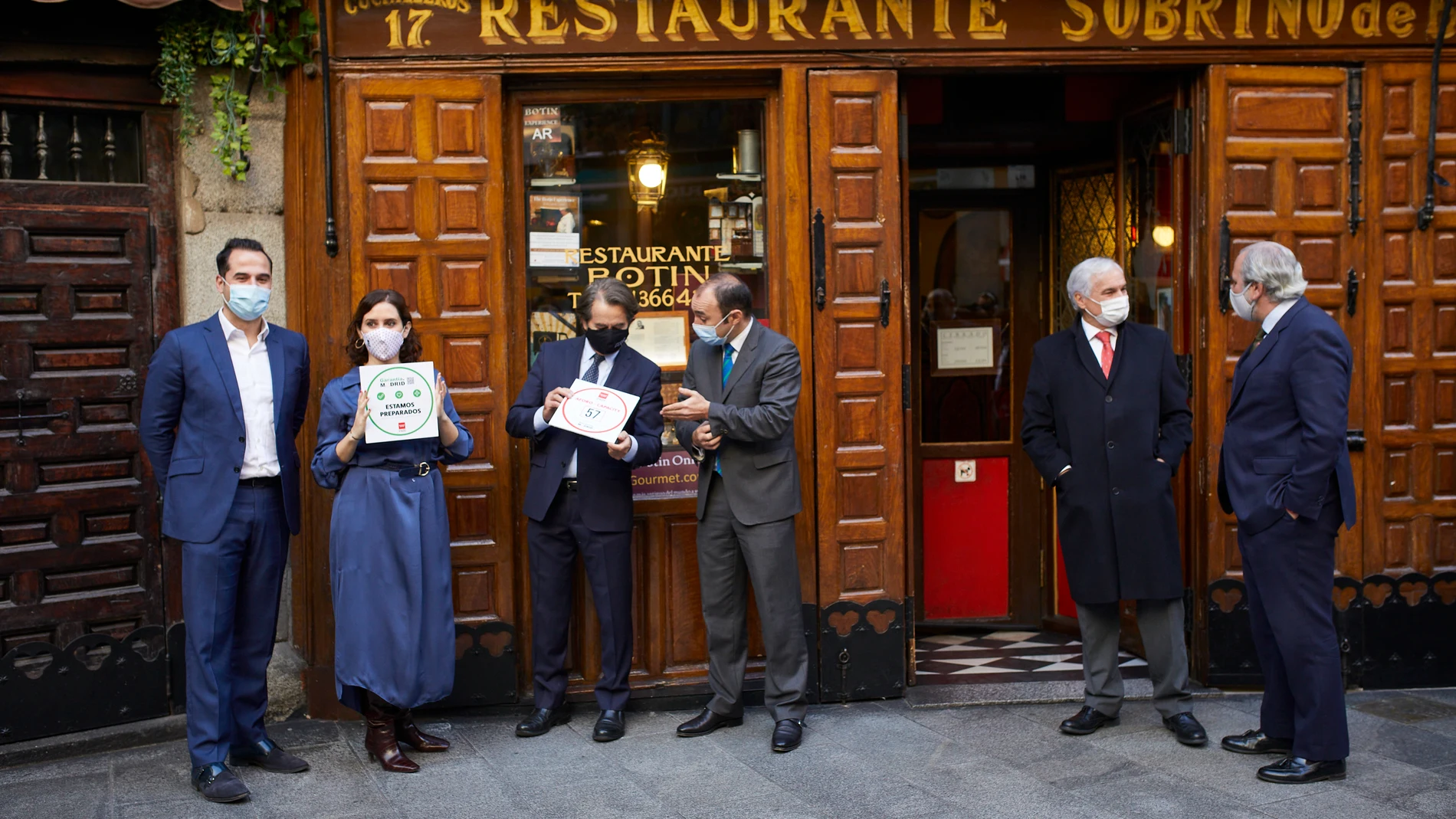 El vicepresidente, consejero de Deportes, Transparencia y portavoz de la Comunidad de Madrid, Ignacio Aguado (i); la presidenta de la Comunidad de Madrid, Isabel Díaz Ayuso (2i); y el consejero de Economía, Empleo y Competitividad, Manuel Giménez (4i); muestran una placa en el Restaurante Casa Botín durante el acto de presentación de nuevas medidas para la prevención contra el COVID-19 en los sectores de restauración y hostelería, en Madrid, (España), a 24 de noviembre de 2020. Esta iniciativa, puesta en marcha en el Gobierno regional, se engloba dentro del identificativo Garantía Madrid.24 NOVIEMBRE 2020;AYUSO;HOSTELERIA;COVID19EUROPA PRESS/J. Hellín. POOL24/11/2020