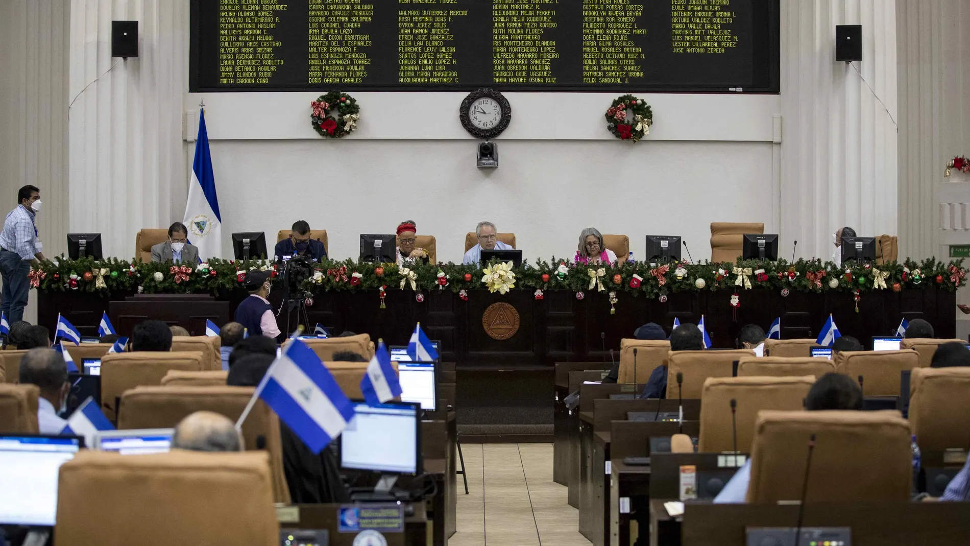 AME372. MANAGUA (NICARAGUA), 24/11/2020.- Diputados de la Asamblea Nacional (AN), participan de una sesión hoy martes, para gestionar un préstamo de 185,3 millones de dólares con el Fondo Monetario Internacional (FMI) para hacer frente a la pandemia de la covid-19 y a los daños causados por los huracanes Eta e Iota que azotaron recientemente el país hoy, 24 de noviembre de 2020, en Managua. EFE/Jorge Torres