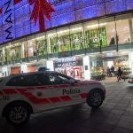 Un coche de policía en la zona donde ocurrió un apuñalamiento en una tienda en Lugano