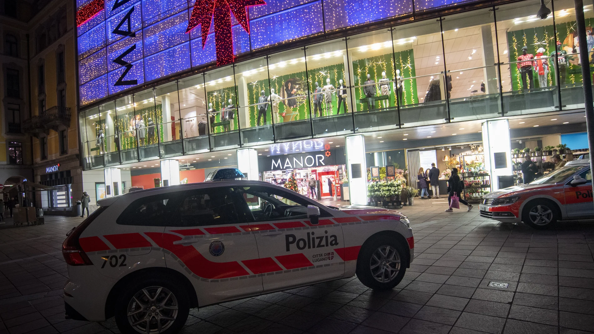 Un coche de policía en la zona donde ocurrió un apuñalamiento en una tienda en Lugano
