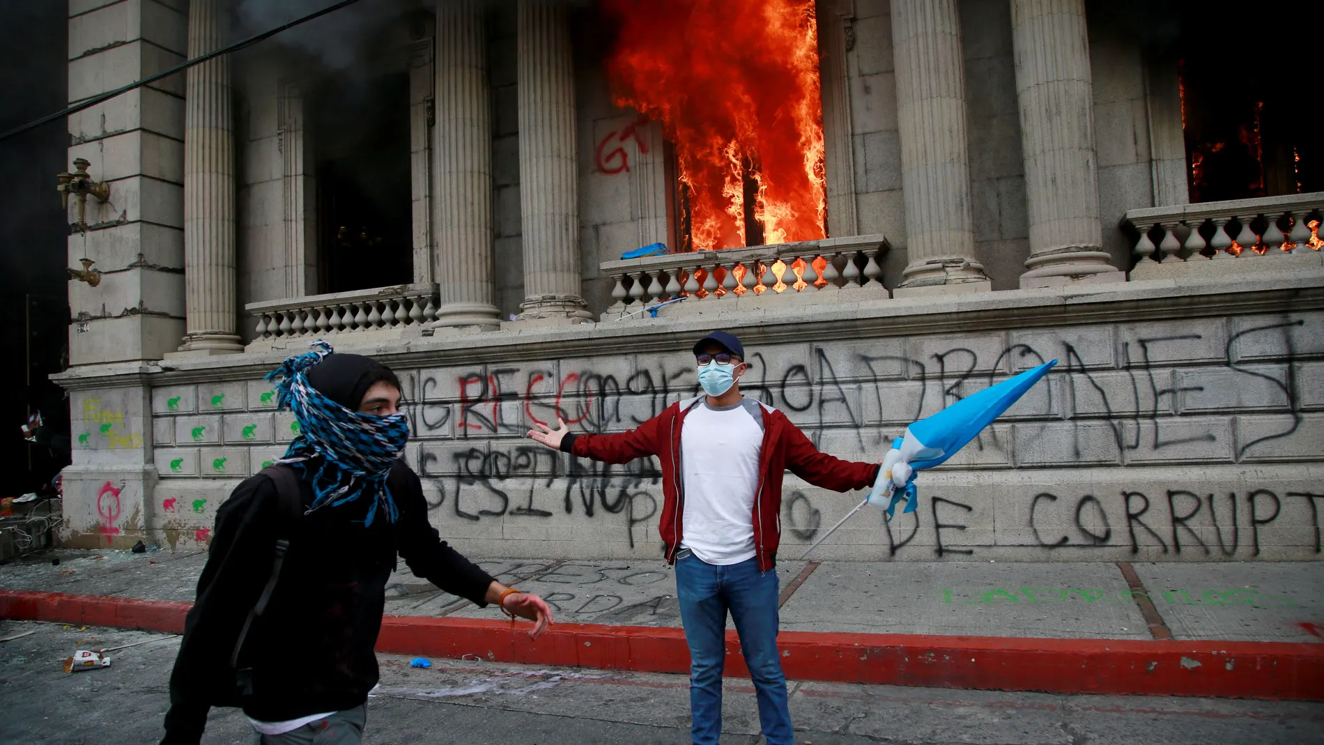 Manifestantes queman parte del Congreso de Guatemala en una protesta en contra de las medidas del gobierno del presidente del país, Alejandro Giammattei, el 21 de noviembre de 2020