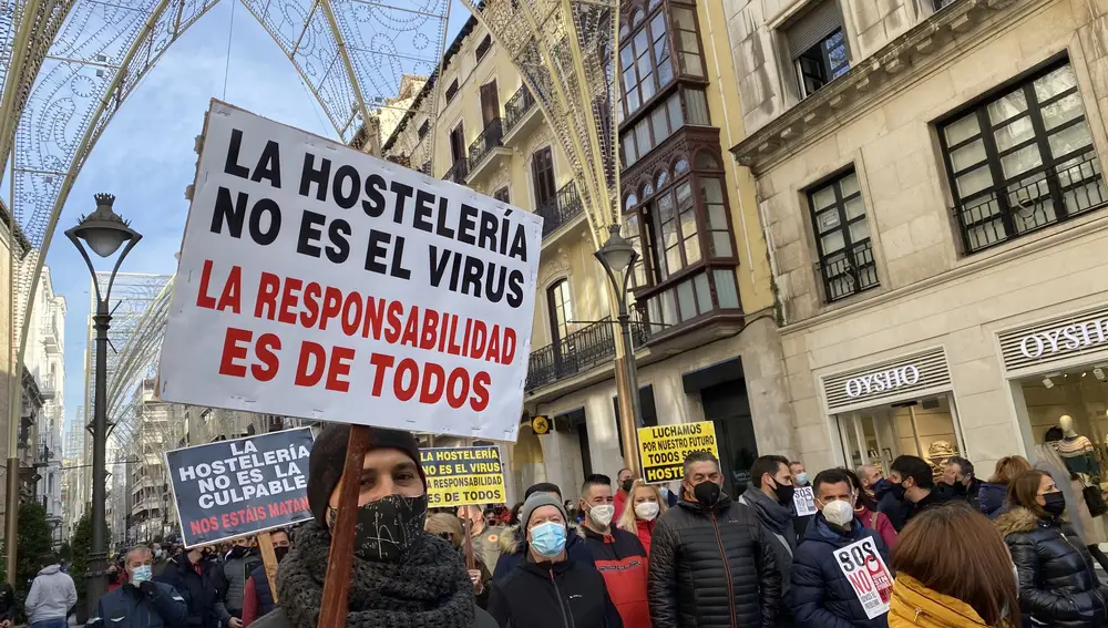 Uno de los asistentes a la manifestación en apoyo a la hostelería de Valladolid sostiene una pancarta durante el recorrido de la protesta a su paso por la calle Santiago de la capital vallisoletana.EUROPA PRESS24/11/2020